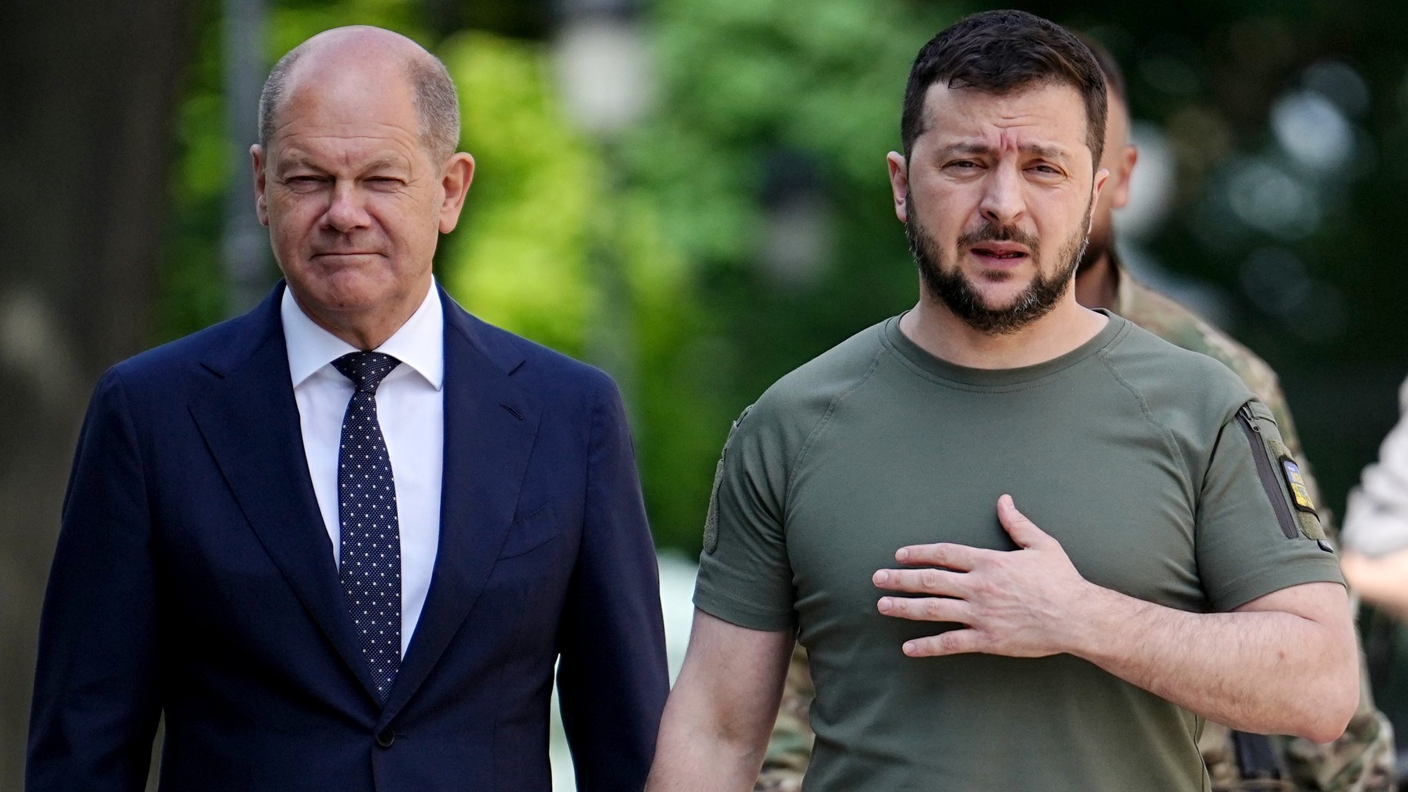 16.06.22: Der ukrainische Präsident Wolodymyr Selenskyj (r.) und Bundeskanzler Olaf Scholz (l.) kommen zu einer Pressekonferenz in Kiew.