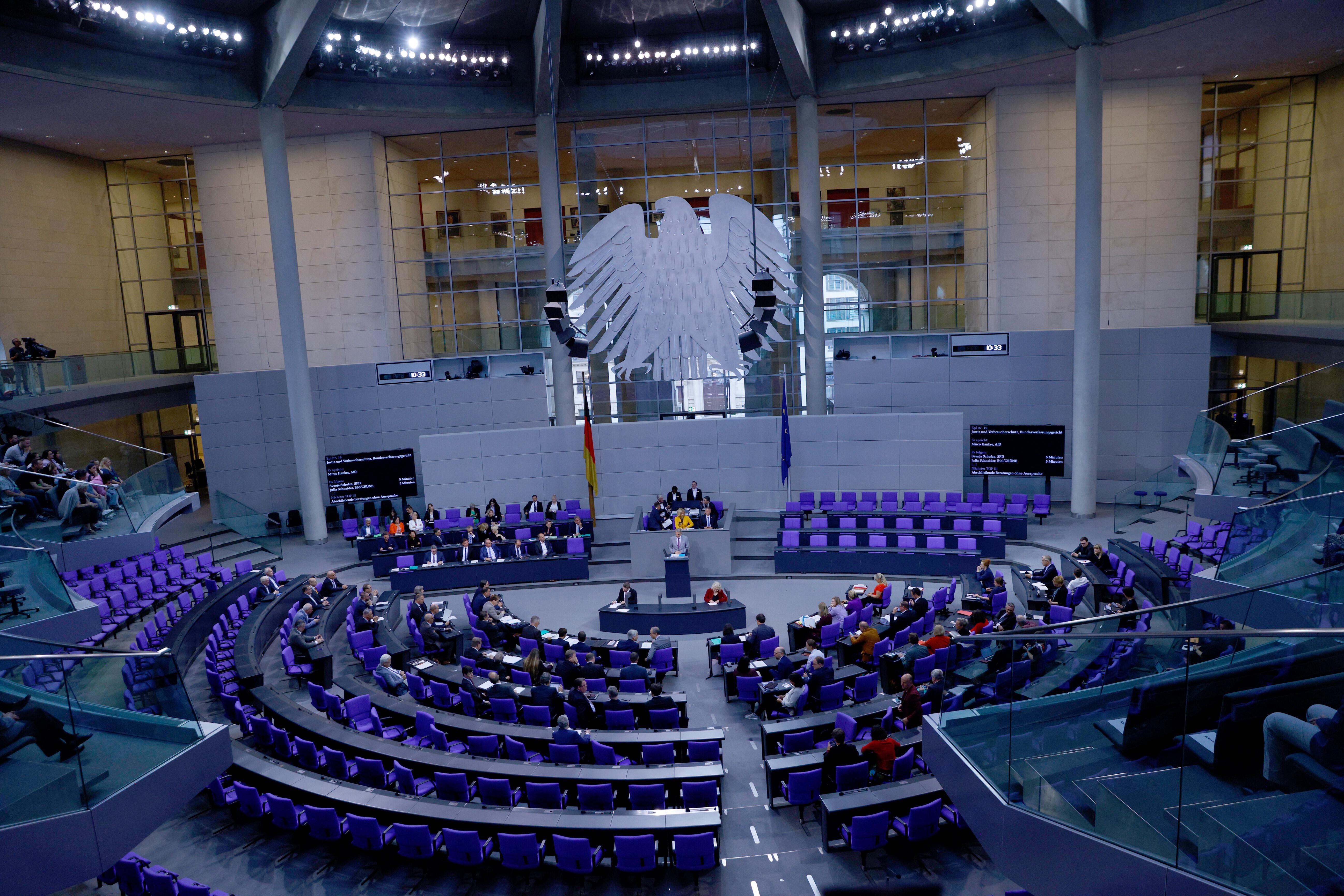 Die Abgeordneten nehmen an der 25. Plenarsitzung der 21. Legislaturperiode im Deutschen Bundestag teil. In der sogenannten Haushaltswoche des Bundestages geht das Parlament die Einzeletats der Ministerien für den Bundeshaushalt 2025 durch. 