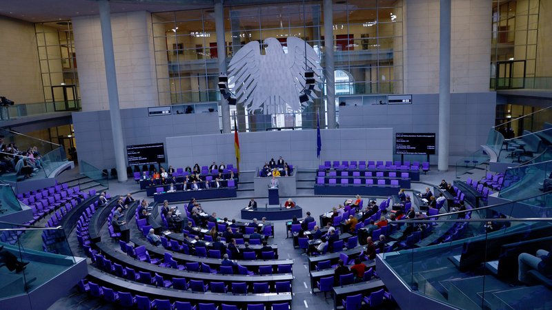 Die Abgeordneten nehmen an der 25. Plenarsitzung der 21. Legislaturperiode im Deutschen Bundestag teil. In der sogenannten Haushaltswoche des Bundestages geht das Parlament die Einzeletats der Ministerien für den Bundeshaushalt 2025 durch. | Bild: picture alliance/dpa | Carsten Koall Die Abgeordneten nehmen an der 25. Plenarsitzung der 21. Legislaturperiode im Deutschen Bundestag teil. In der sogenannten Haushaltswoche des Bundestages geht das Parlament die Einzeletats der Ministerien für den Bundeshaushalt 2025 durch.