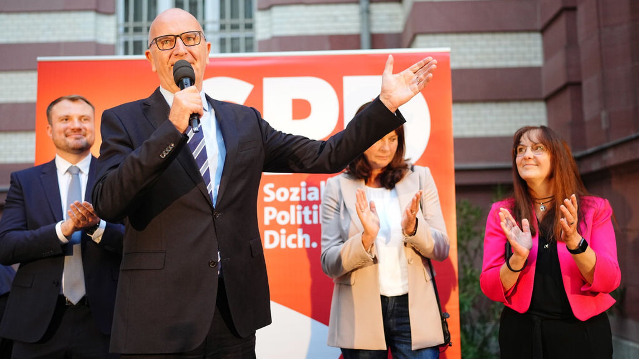 22.09.2024, Brandenburg, Potsdam: Dietmar Woidke, Ministerpräsident und Vorsitzender der SPD in Brandenburg steht nach Bekanntgabe der ersten Prognosen bei der SPD-Wahlparty auf der Bühne. In Brandenburg fand am Sonntag die Landtagswahl statt. Foto: Kay Nietfeld/dpa +++ dpa-Bildfunk +++