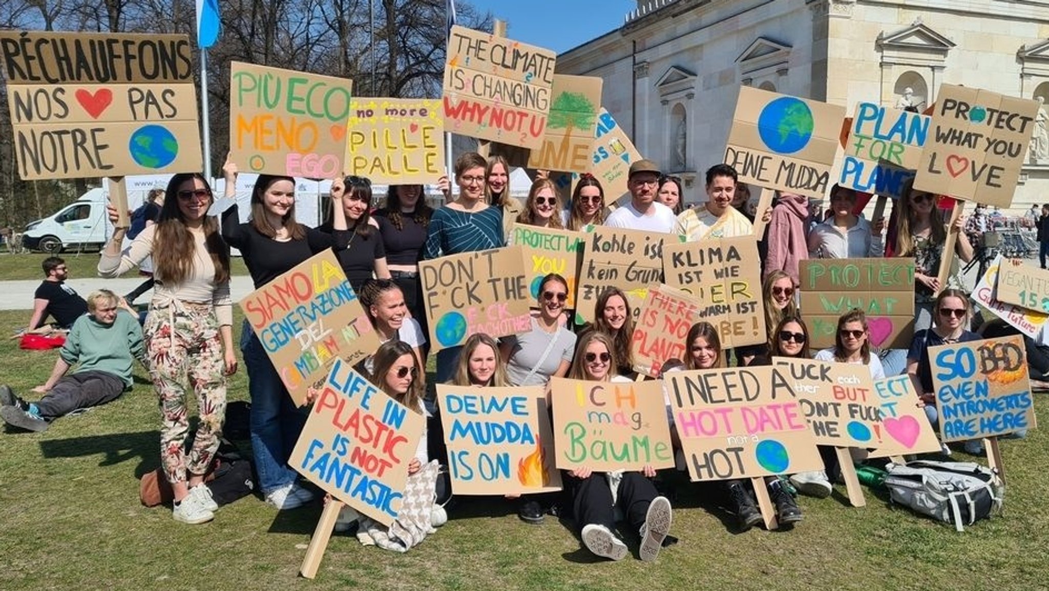 Demo von FFF am 25. März 2022 auf dem Münchner Königsplatz.