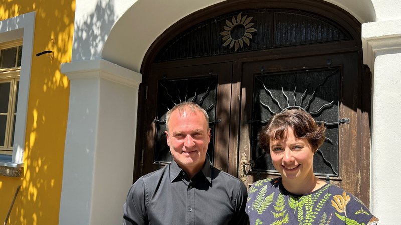 Sebastian Ungruhe und Carola Söllner vor dem Gasthof Sonne in Lichtenberg | Bild: Lorenz Storch/BR Sebastian Ungruhe und Carola Söllner vor dem Gasthof Sonne in Lichtenberg