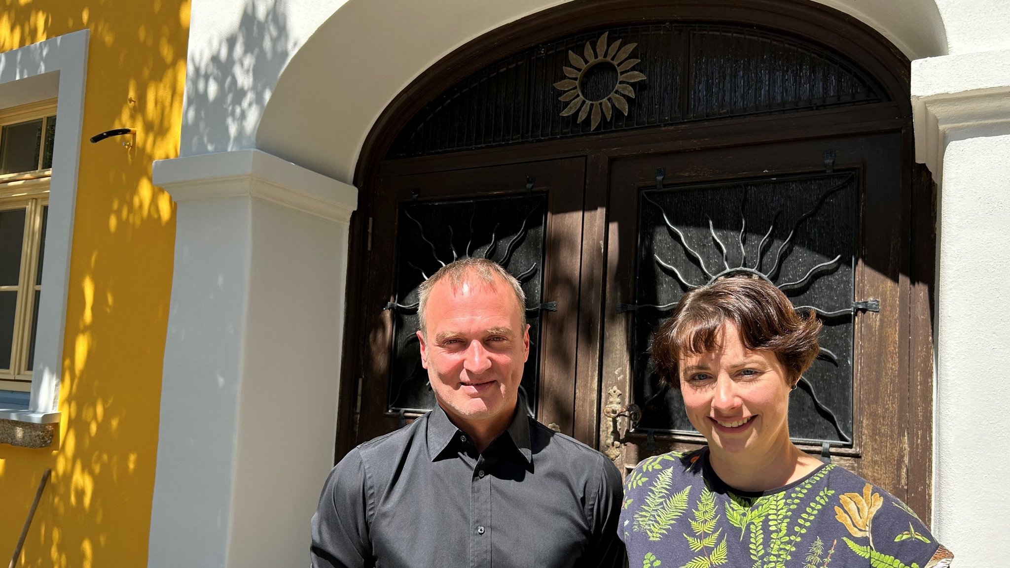 Sebastian Ungruhe und Carola Söllner vor dem Gasthof Sonne in Lichtenberg