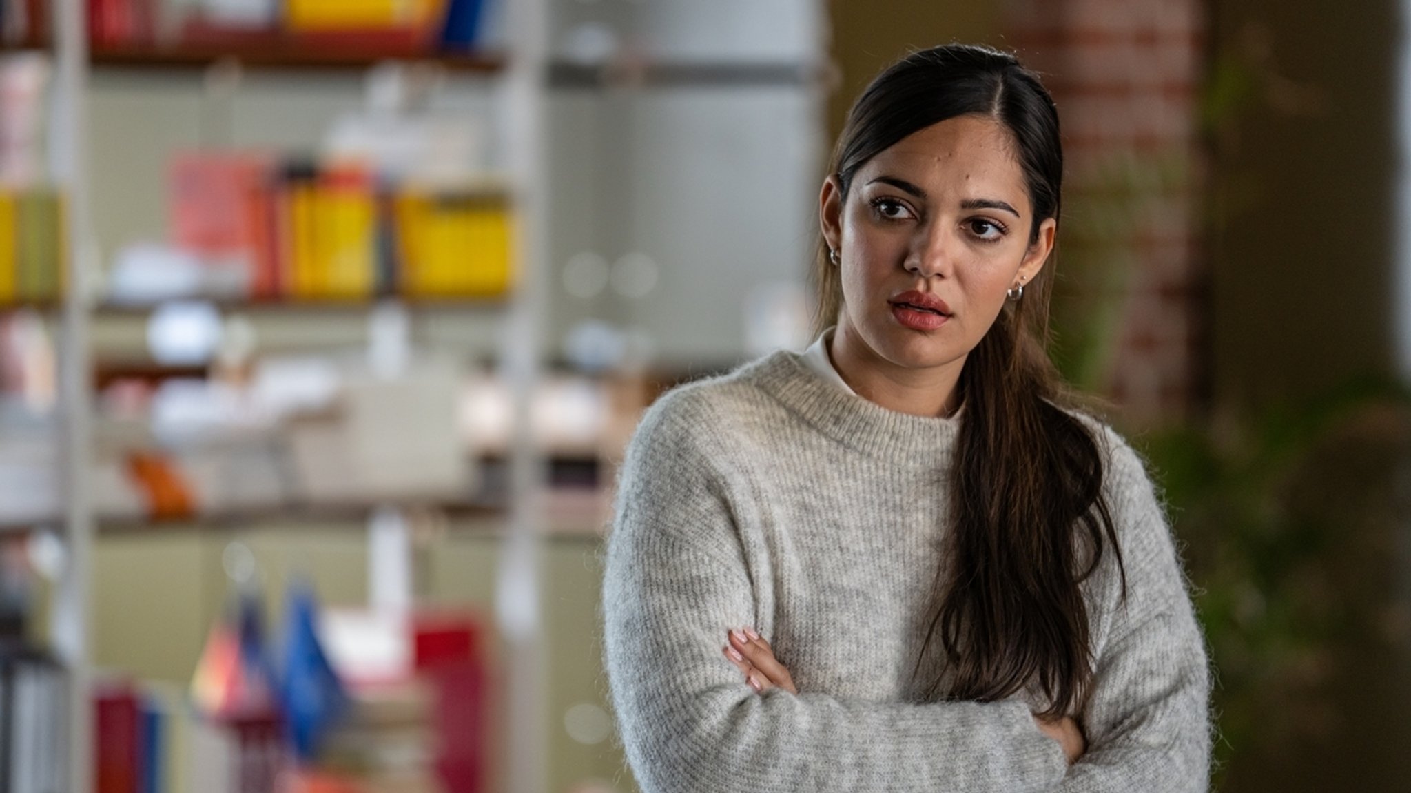 Nilam Farooq, bekannt aus "Contra", sieht sich in "Eingeschlossene Gesellschaft" als Lehrerin einem bewaffneten Vater gegenüber (Filmszene).