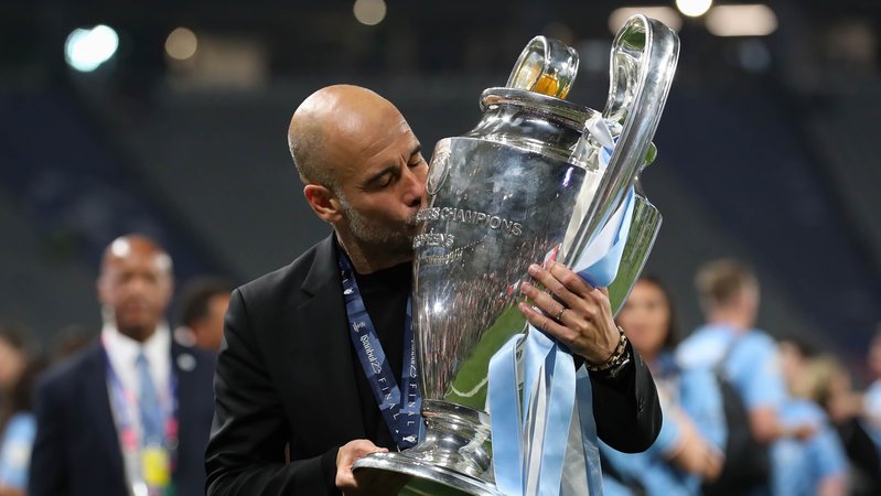 Pep Guardiola mit dem Champions-League-Pokal | Bild: picture alliance / ZUMAPRESS.com | Grzegorz Wajda Pep Guardiola mit dem Champions-League-Pokal