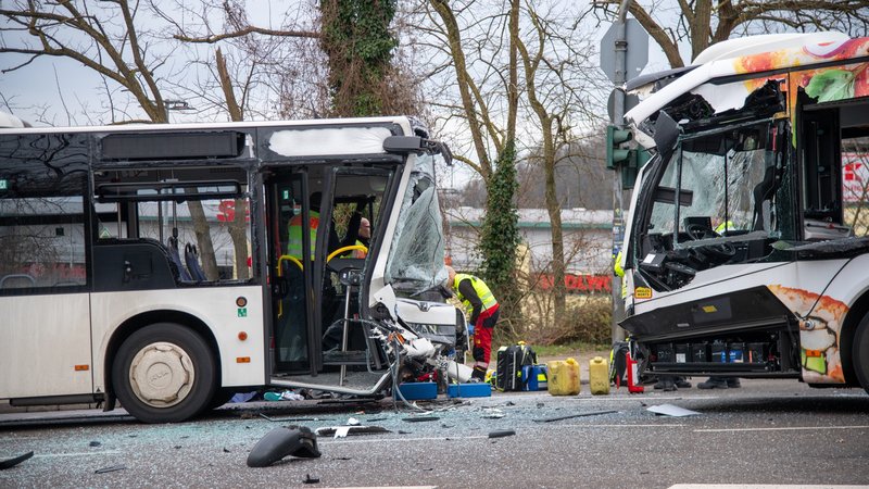 Bei einem schweren Verkehrsunfall sind zwei Linienbusse frontal aufeinandergeprallt. | Bild: picture alliance / BeckerBredel | BeckerBredel Bei einem schweren Verkehrsunfall sind zwei Linienbusse frontal aufeinandergeprallt.