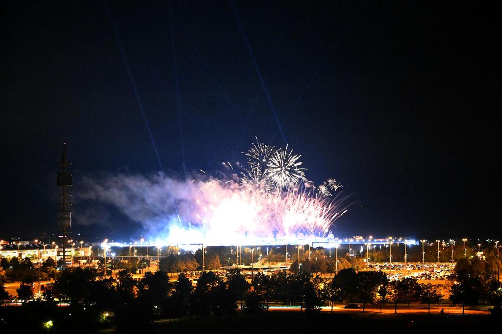02.08.2024, Bayern, München: Ein Feuerwerk ist über dem Konzertstadion vom Aussichtshügel Riemer Park beim ersten von zehn Konzerten der britischen Sängerin Adele in München zu sehen. Foto: Felix Hörhager/dpa +++ dpa-Bildfunk +++