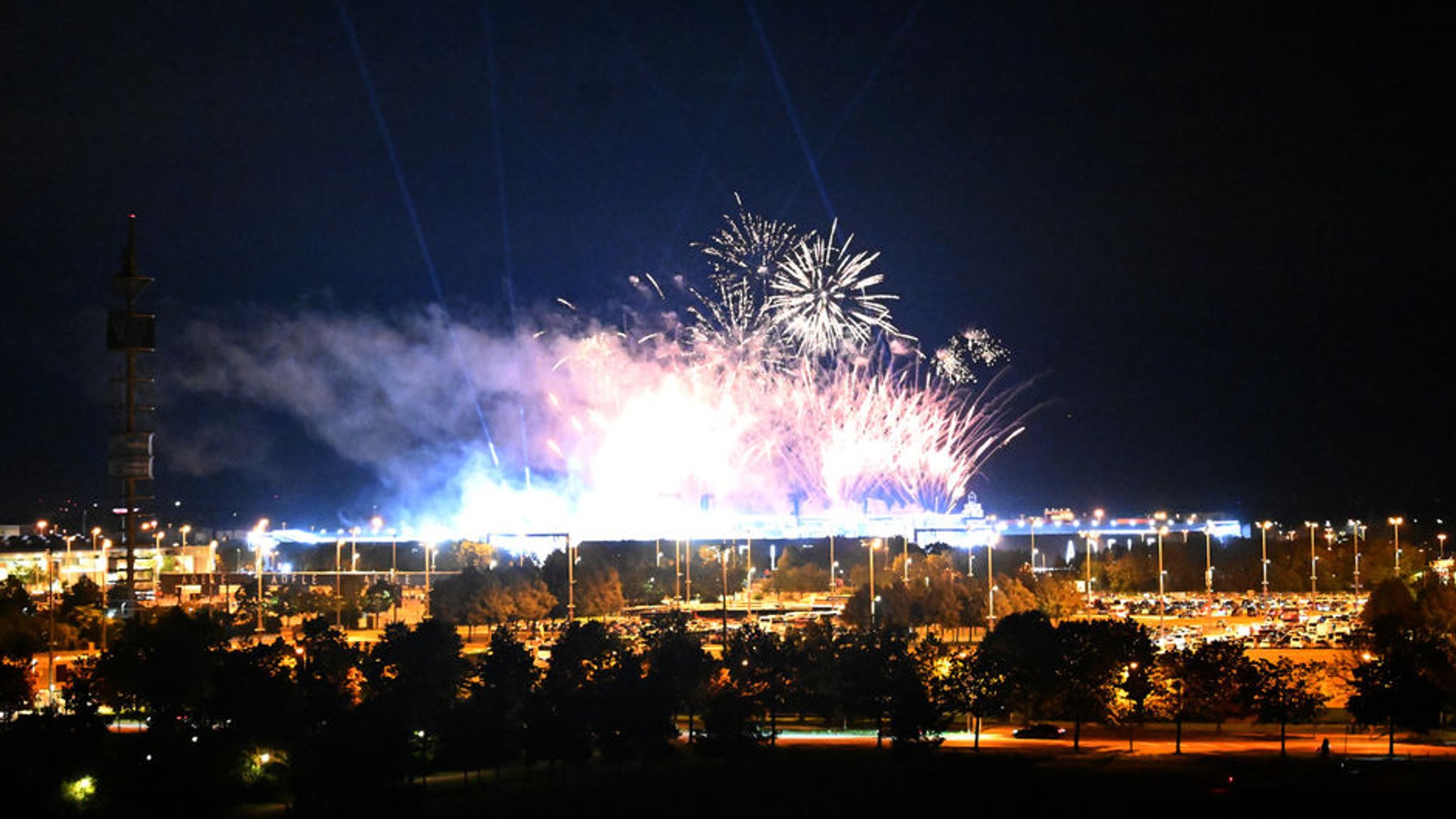 02.08.2024, Bayern, München: Ein Feuerwerk ist über dem Konzertstadion vom Aussichtshügel Riemer Park beim ersten von zehn Konzerten der britischen Sängerin Adele in München zu sehen. Foto: Felix Hörhager/dpa +++ dpa-Bildfunk +++