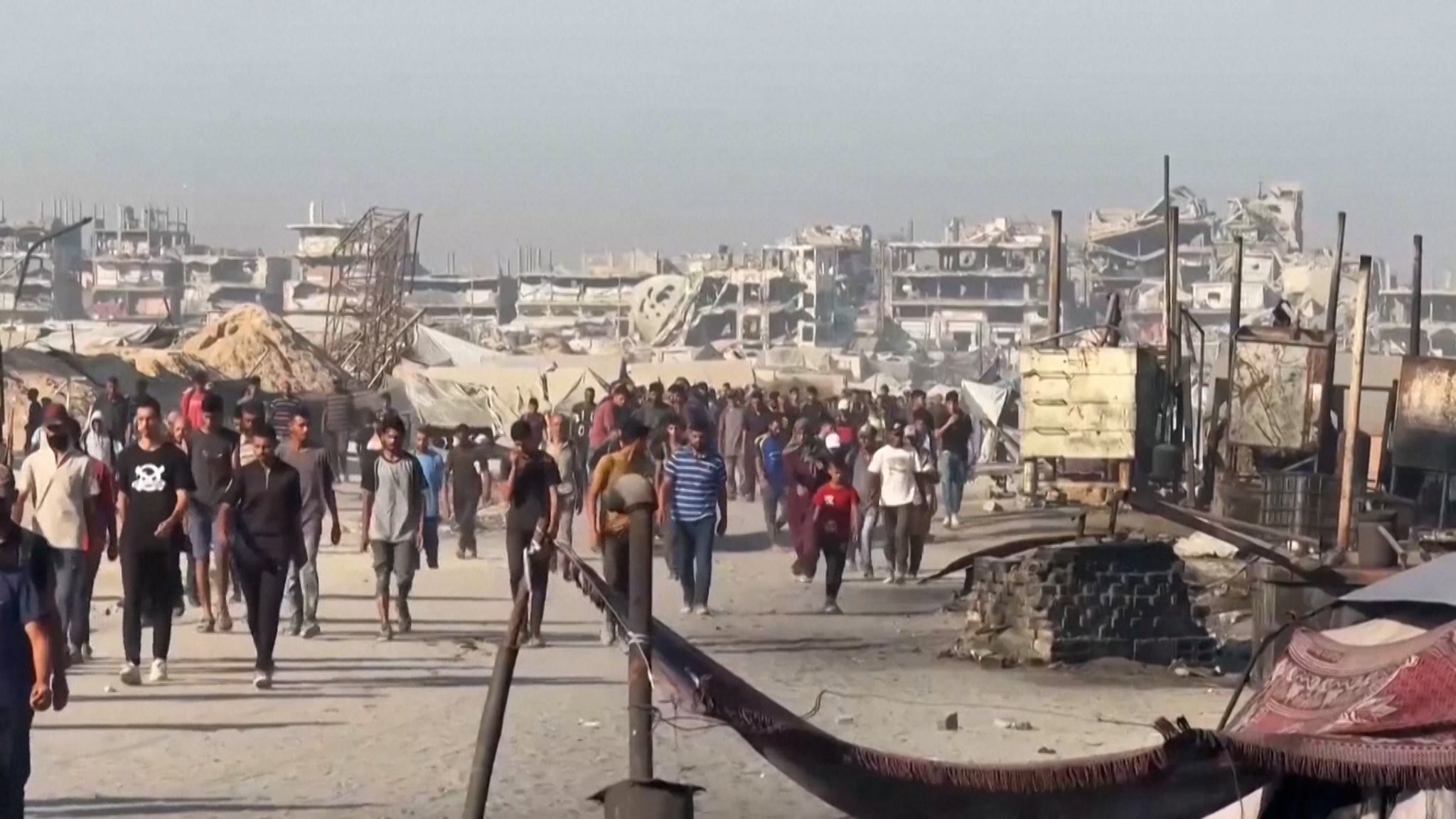Palästinenser im fast vollständig zerstörten Gazastreifen.