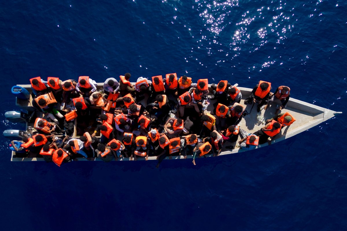 Migranten aus Eritrea, Libyen und dem Sudan sitzen in einem Holzboot (Archivbild 17. Juni 2023)