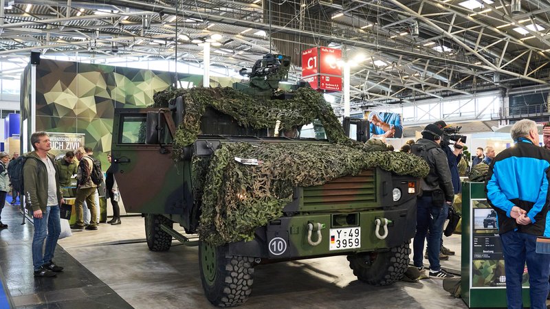 Ein gepanzertes Fahrzeug, ausgestellt auf der Handwerksmesse in München auf dem Messestand der Bundeswehr. (Symbolbild) | Bild: picture alliance / Michael Bihlmayer Ein gepanzertes Fahrzeug, ausgestellt auf der Handwerksmesse in München auf dem Messestand der Bundeswehr. (Symbolbild)