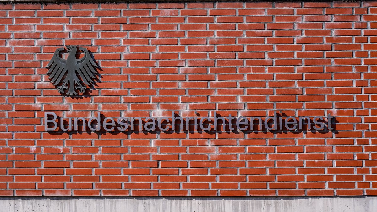 Wand mit der Aufschrift "Bundesnachrichtendienst" (BND)