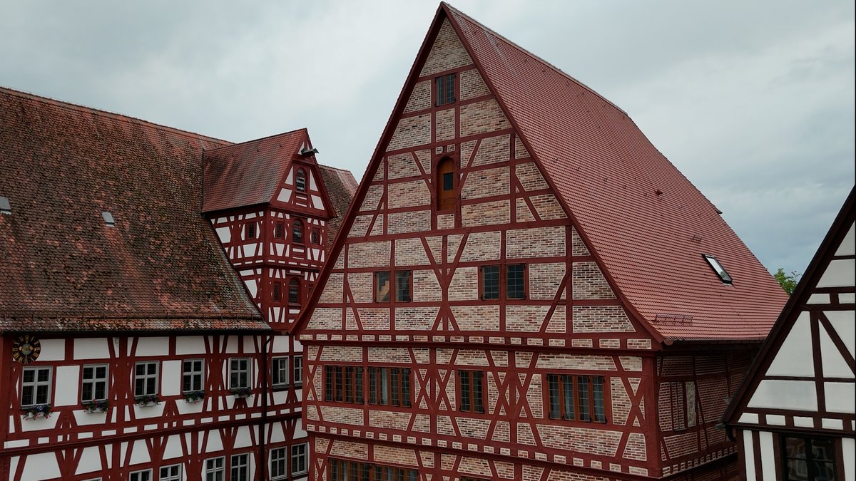 Die sanierte Fachwerkfassade des Hotels Krone in Oettingen.