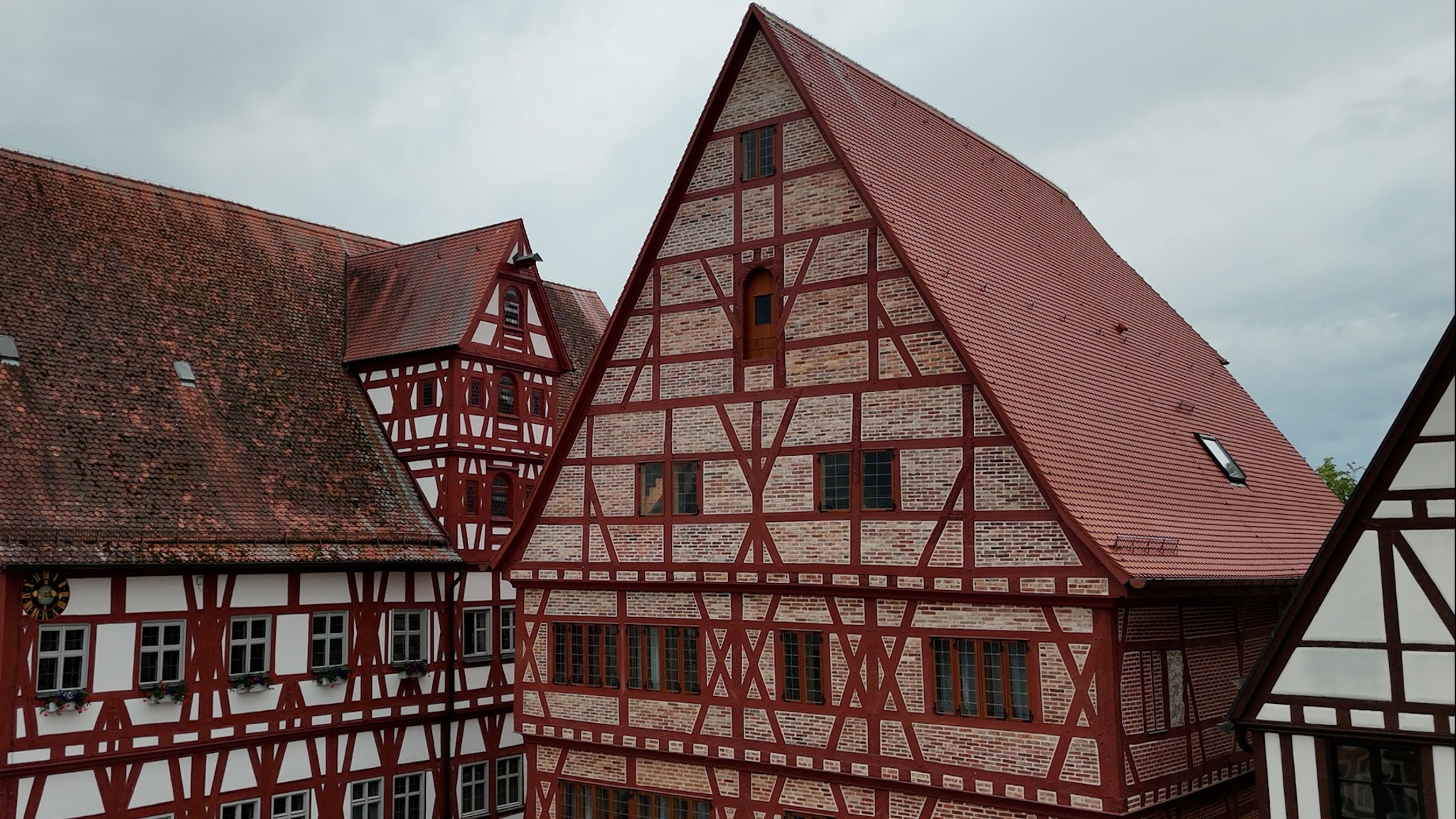Die sanierte Fachwerkfassade des Hotels Krone in Oettingen.