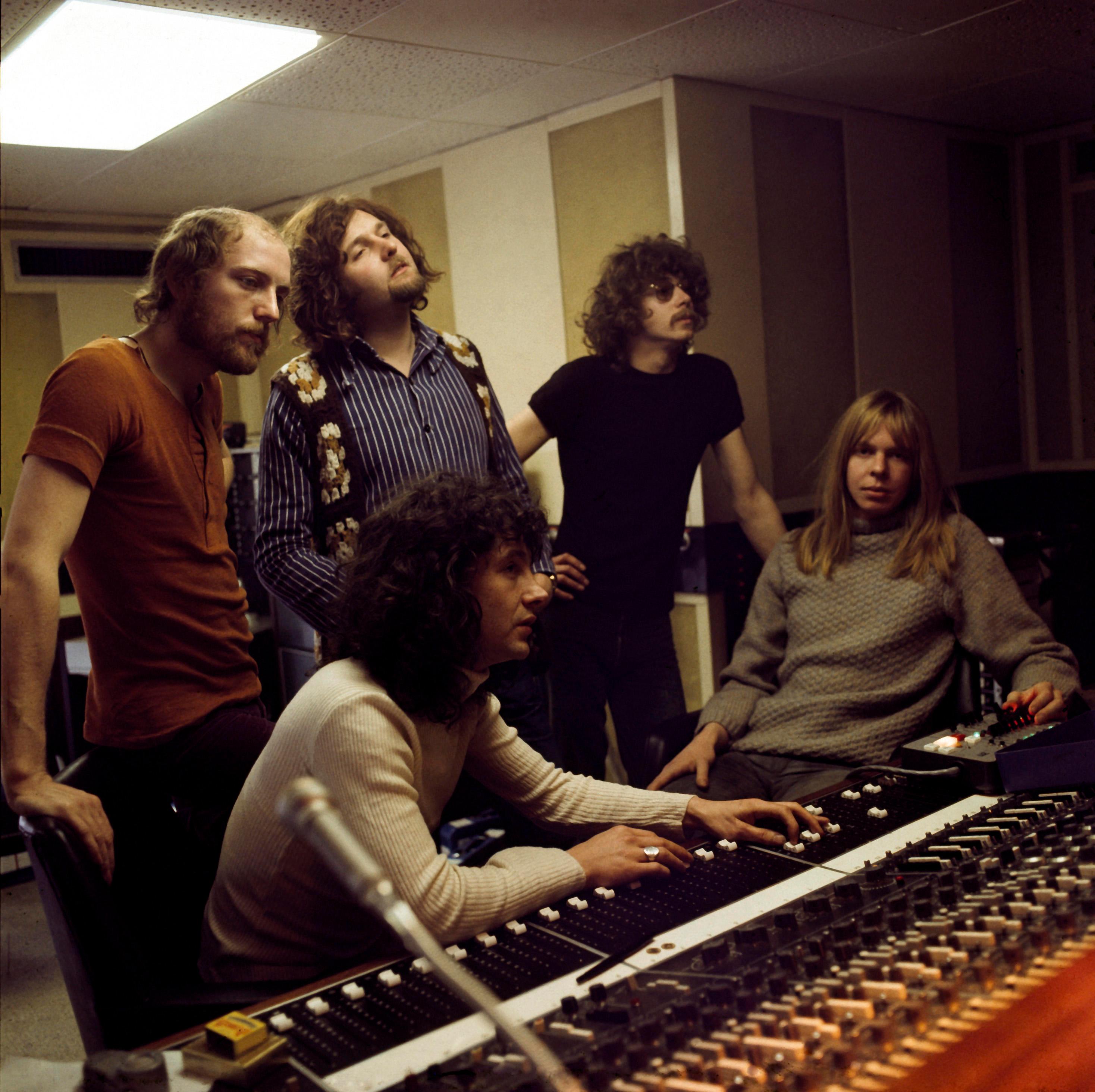 Die britische Band Strawbs in einem Londoner Aufnahmestudio im Jahr 1971.