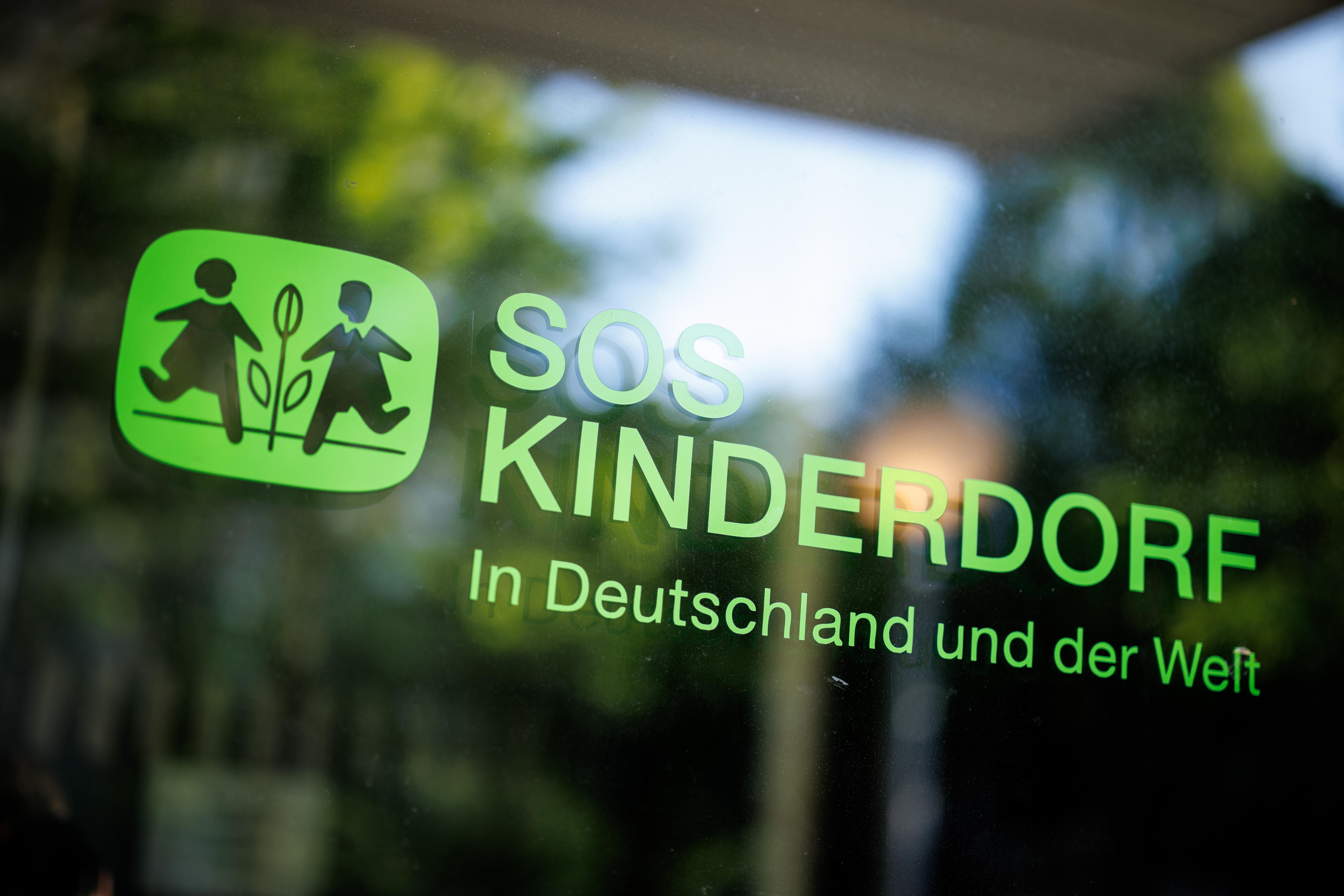 Der Schriftzug "SOS Kinderdorf - In Deutschland und der Welt"
