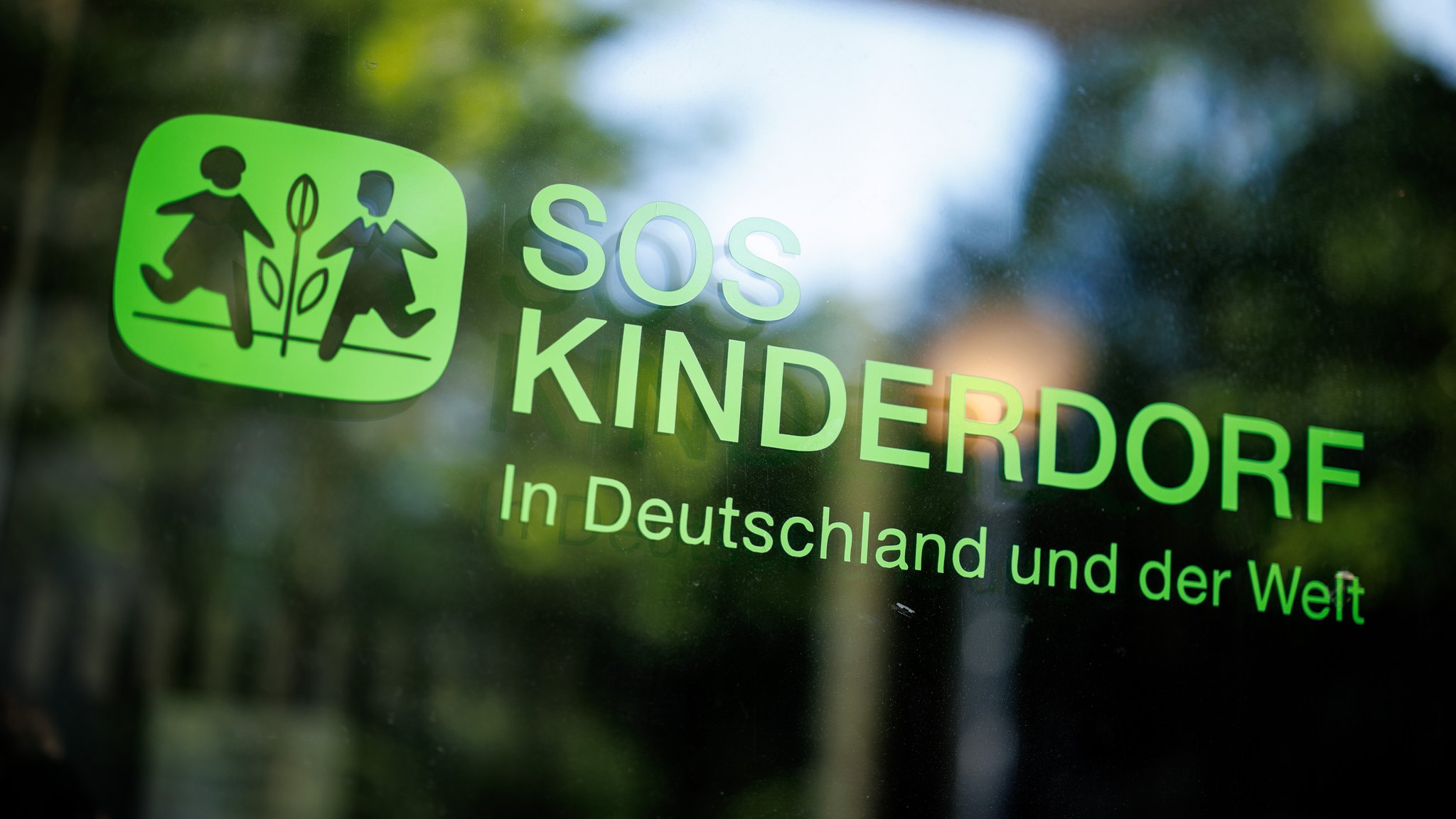 Der Schriftzug "SOS Kinderdorf - In Deutschland und der Welt"