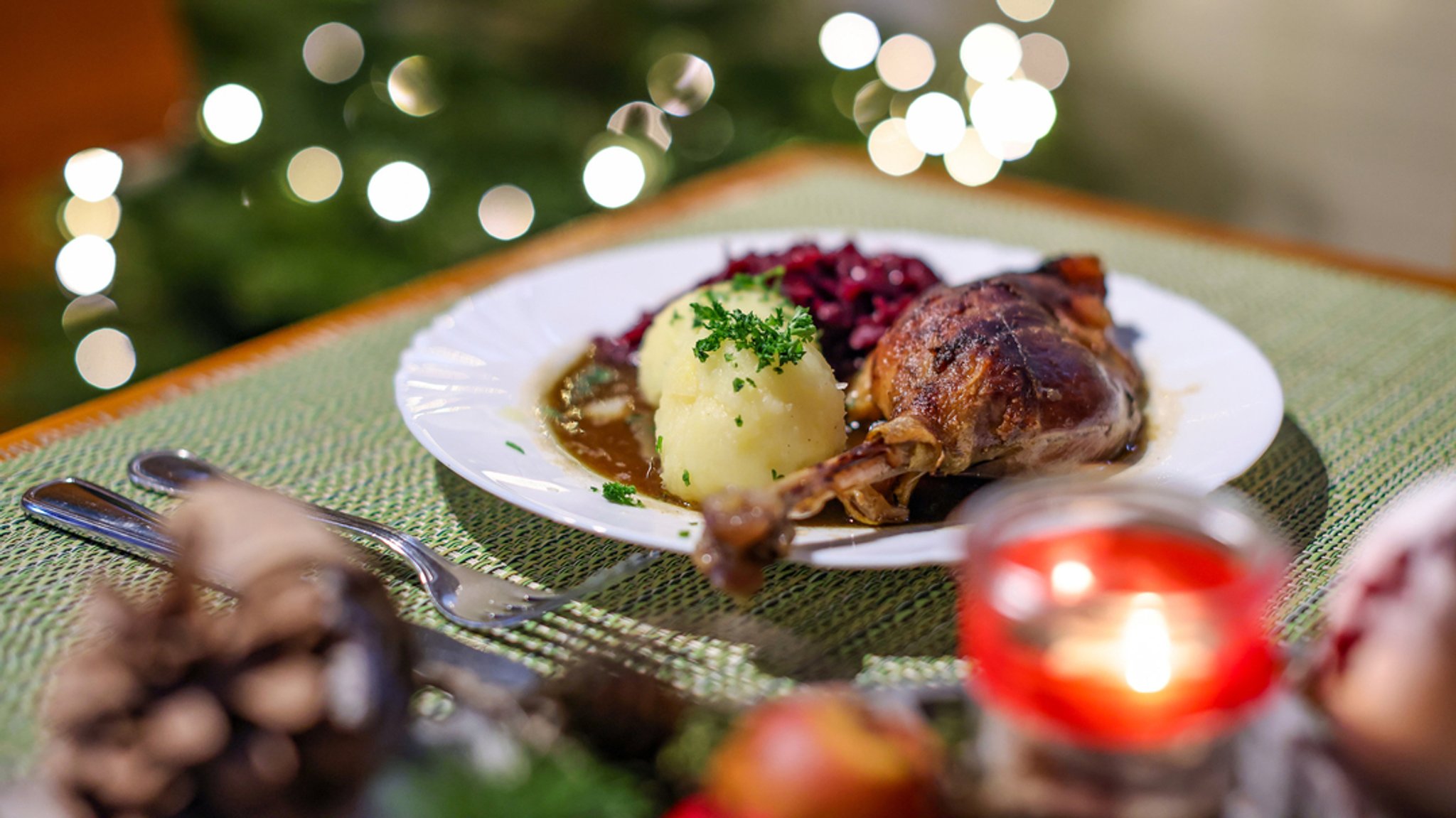 Eine Portion Gänsekeule mit Rotkraut und Klößen