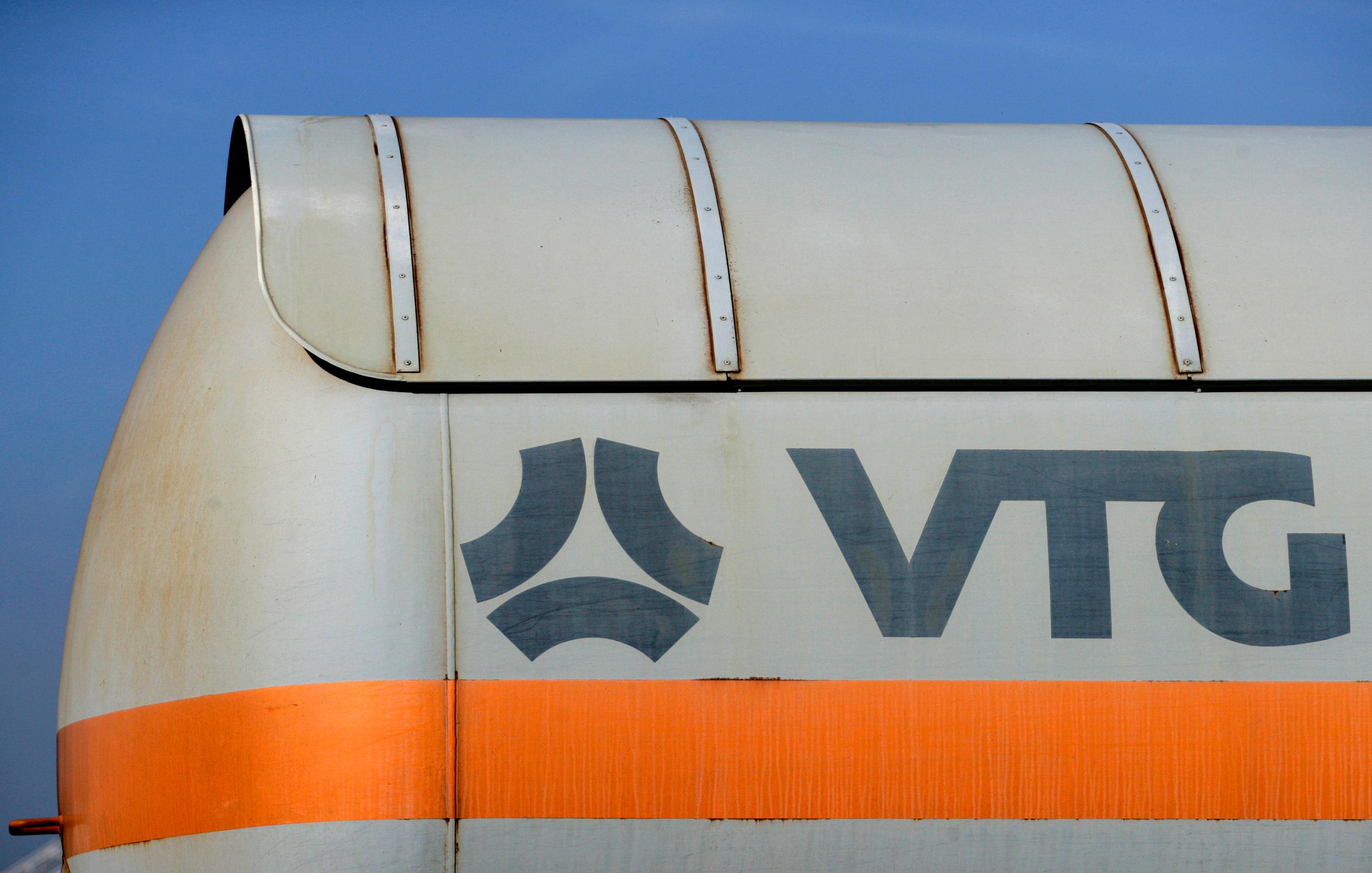 Symbolbild: Grauweißer Kesselwaggon mit Firmenlogo