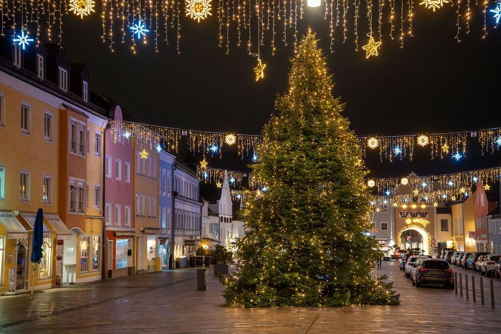 13.12.2025, Bayern, Dingolfing: Auf dem Marienplatz in Dingolfing steht ein beleuchteter Weihnachtsbaum. Wegen mutmaßlicher Anschlagspläne auf einen Weihnachtsmarkt im Raum Dingolfing in Niederbayern sind fünf Männer festgenommen worden. Noch ist unbekannt, um welchen Weihnachtsmarkt es sich handelt. Foto: Lars Haubner/NEWS5/dpa - ACHTUNG: Autokennzeichen aus rechtlichen Gründen gepixelt +++ dpa-Bildfunk +++