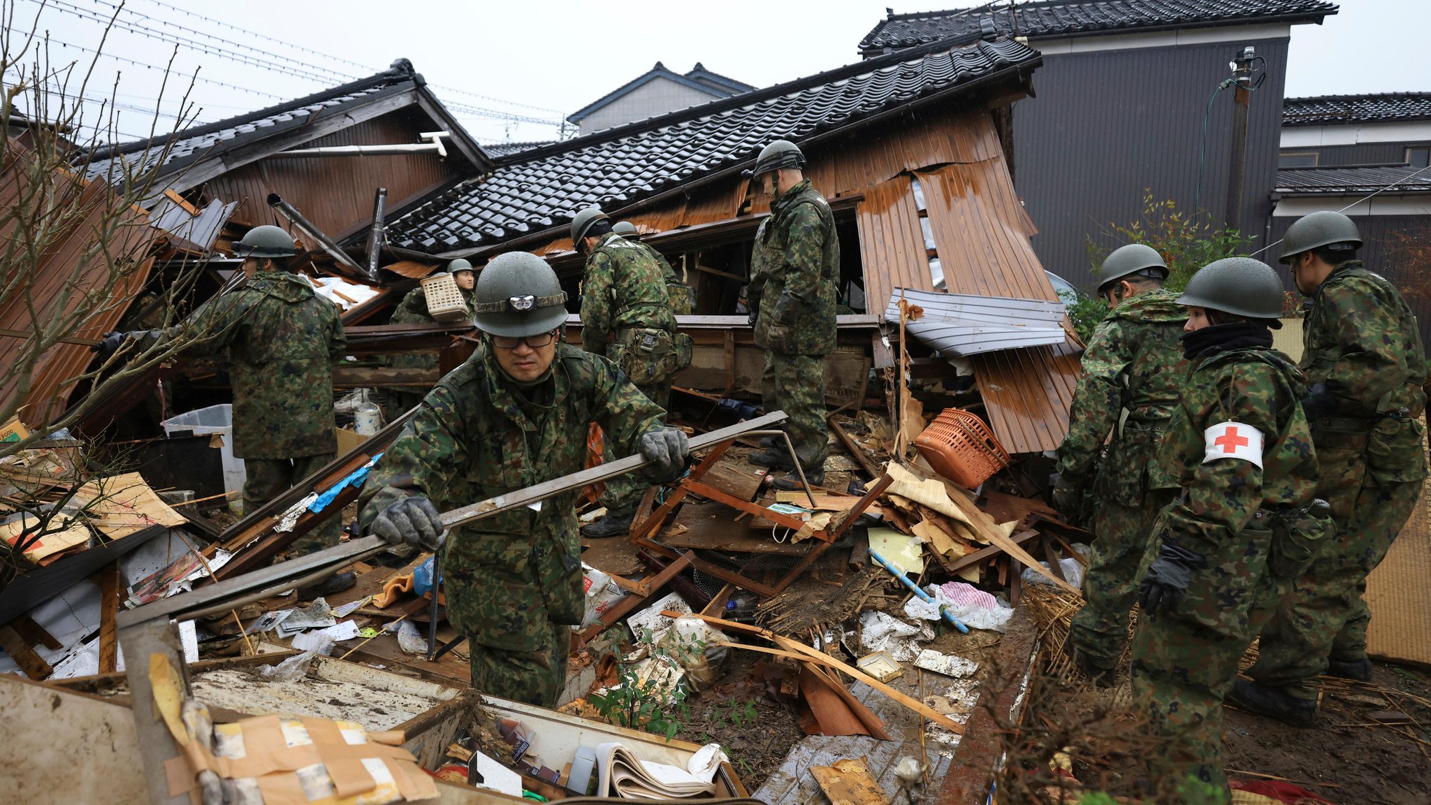 Wie hier in Wajima City wird vielerorts in Japan weiter nach Verschütteten gesucht. 