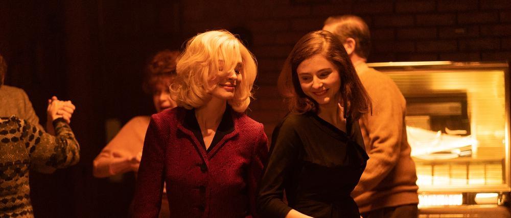 Eileen (Thomasin McKenzie, re) und Dr. Rebecca Saint John (Anne Hathaway) | Bild:Universal Pictures