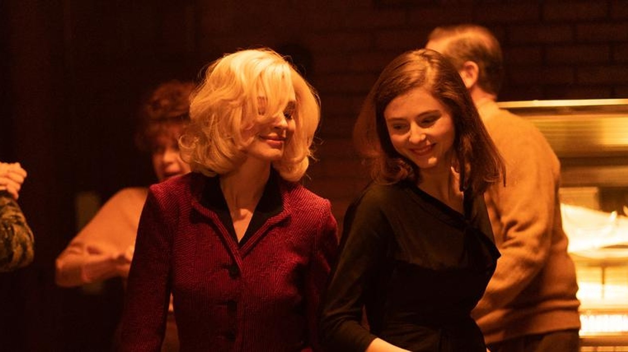 Eileen (Thomasin McKenzie, re) und Dr. Rebecca Saint John (Anne Hathaway)