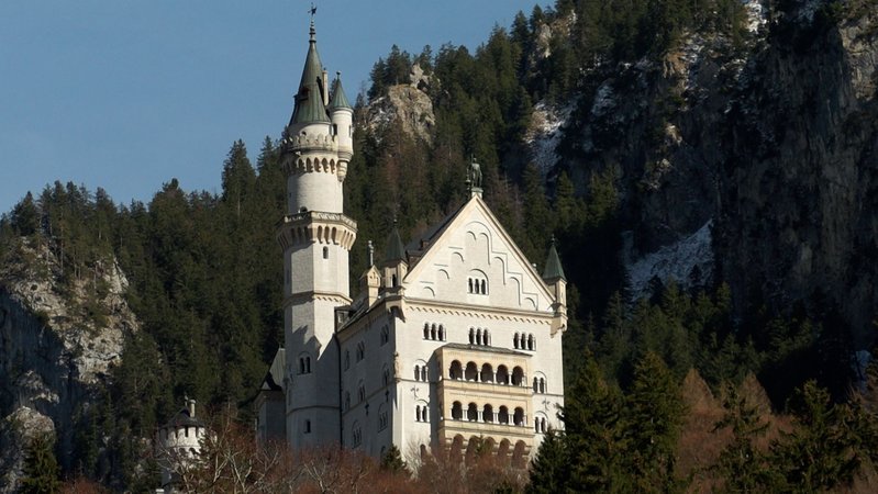 Das Schloss Neuschwanstein von der Westseite her aufgenommen. 