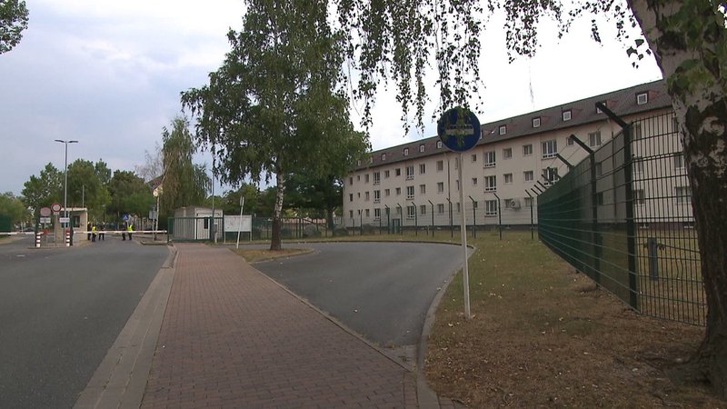 Ein Teil des Ankerzentrums Bamberg mit Schranke und Zaun. | Bild: BR Ein Teil des Ankerzentrums Bamberg mit Schranke und Zaun.