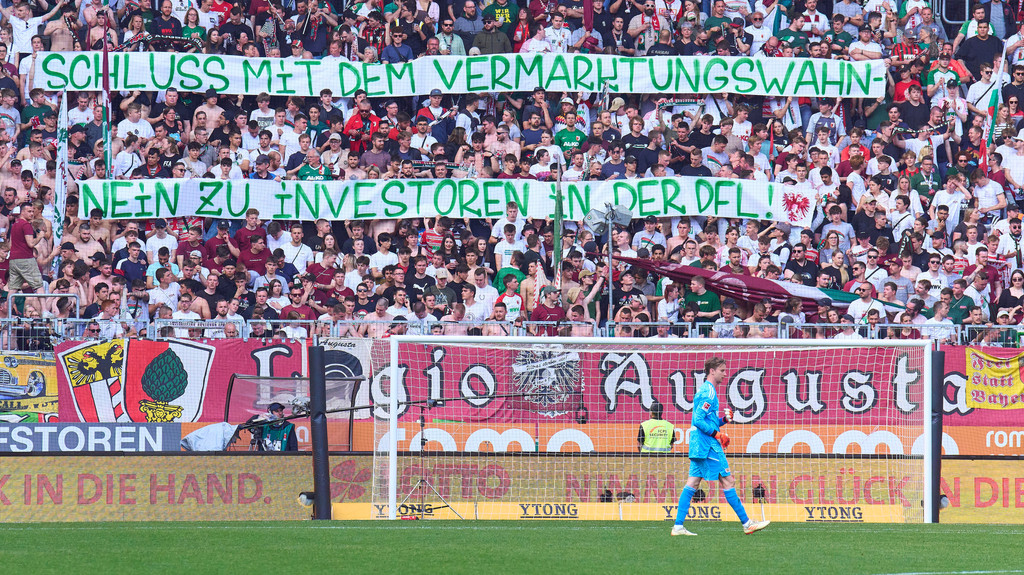 Investoren in der DFL? Teile der FC-Augsburg-Fans protestieren beim Spiel gegen Union Berlin gegen die Pläne.