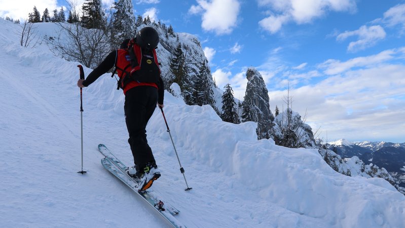 Leichtsinn kann im Schnee fatale Folgen haben. Gerade Skitourengeher bringen sich oft in Lawinengefahr.