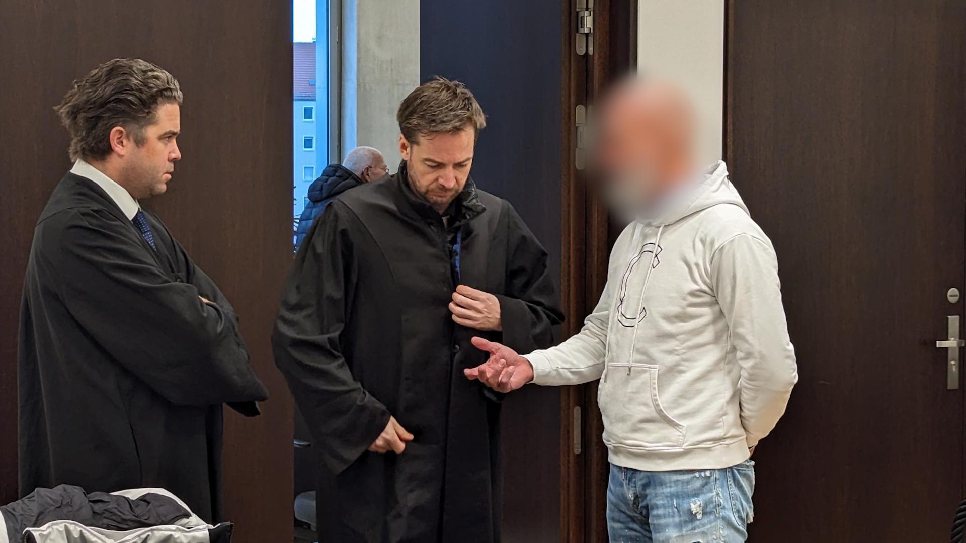 Der Nürnberger "Autokönig" im Gespräch mit seinen beiden Anwälten vor Gericht.