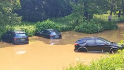 Autos auf einem überfluteten Parkplatz in Volkach | Bild:BR/Jürgen Gläser