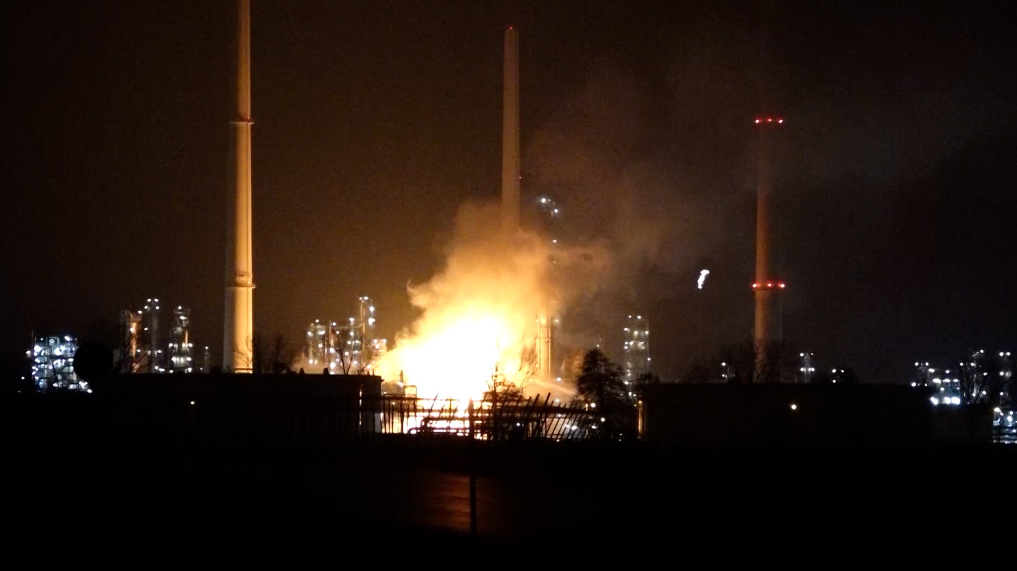 Flammen lodern aus dem Bayernoil-Gelände bei Neustadt an der Donau.