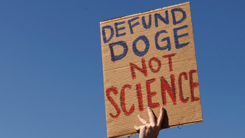 Proteste in den Washington gegen Trumps Wissenschaftspolitik | Bild: picture alliance / Sipa USA | Sipa USA Proteste in den Washington gegen Trumps Wissenschaftspolitik