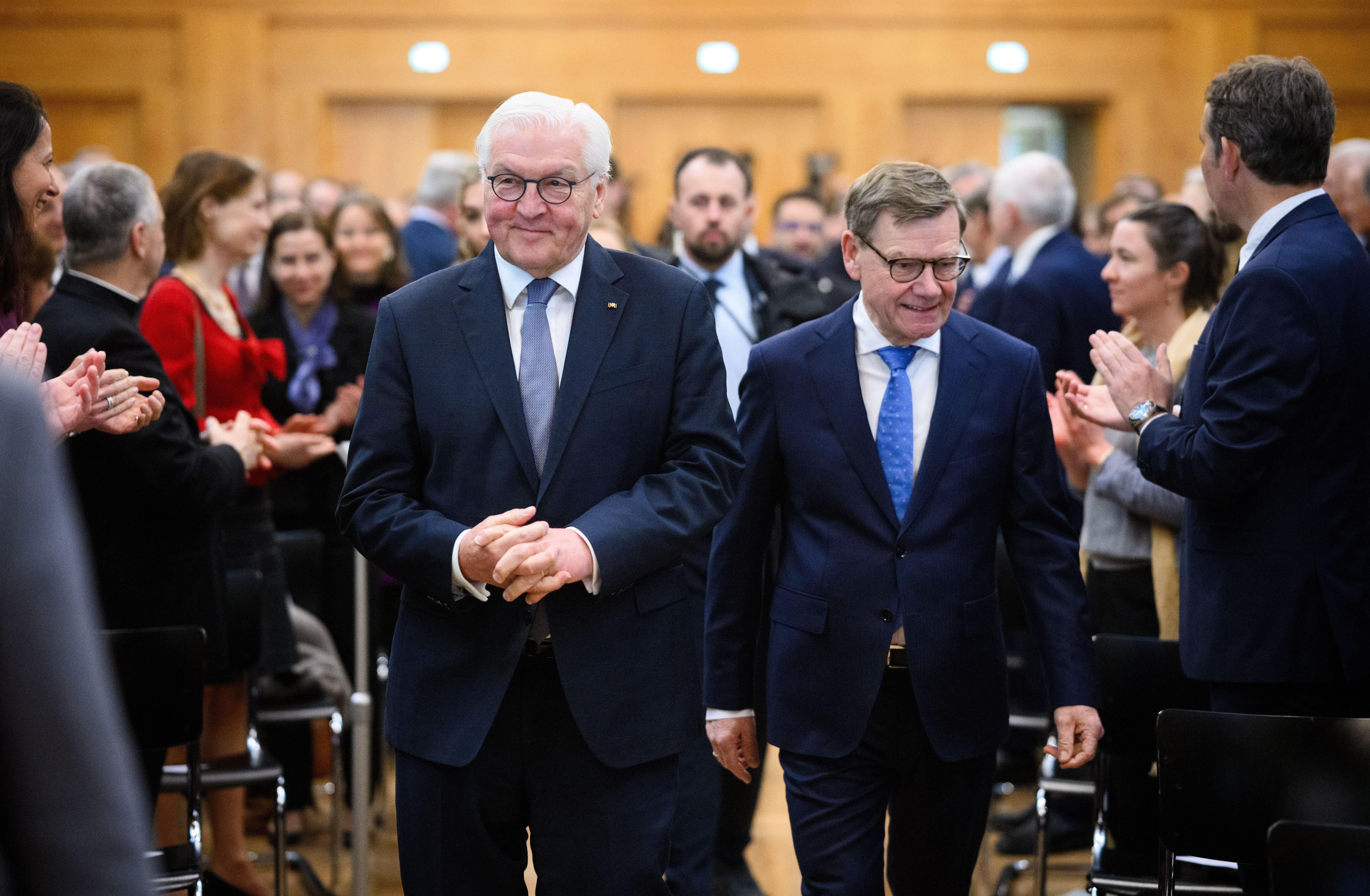 Bundespräsident Frank-Walter Steinmeier (l) und Johann Wadephul (CDU), Außenminister, kommen zur Jubiläumsveranstaltung "75 Jahre Wiedergründung des Auswärtigen Amtes" im Auswärtigen Amt. Das Auswärtige Amt wurde nach dem Zweiten Weltkrieg am 15. März 1951 wiedergegründet.