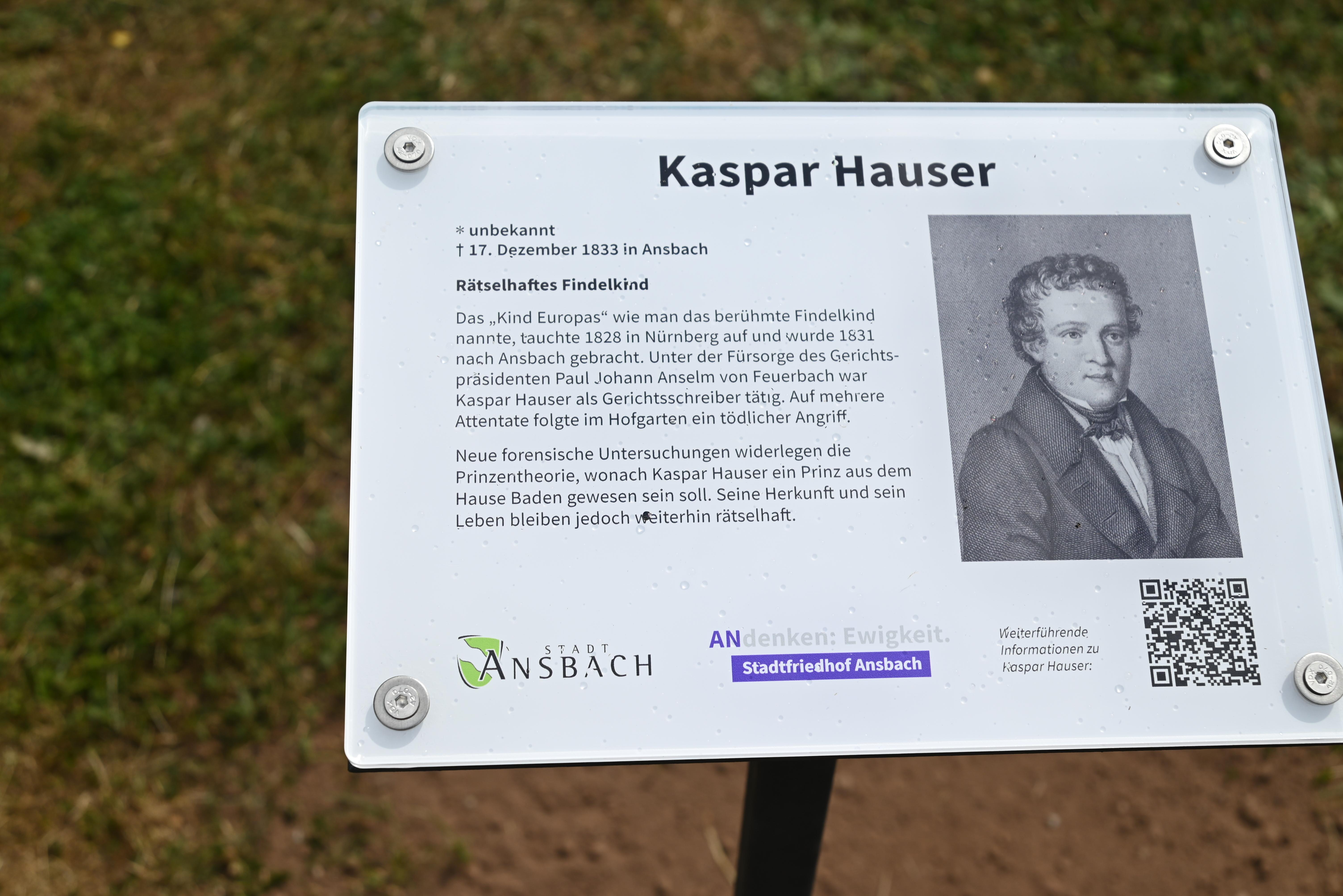 Eine Tafel informiert über das Leben von Kaspar Hauser.