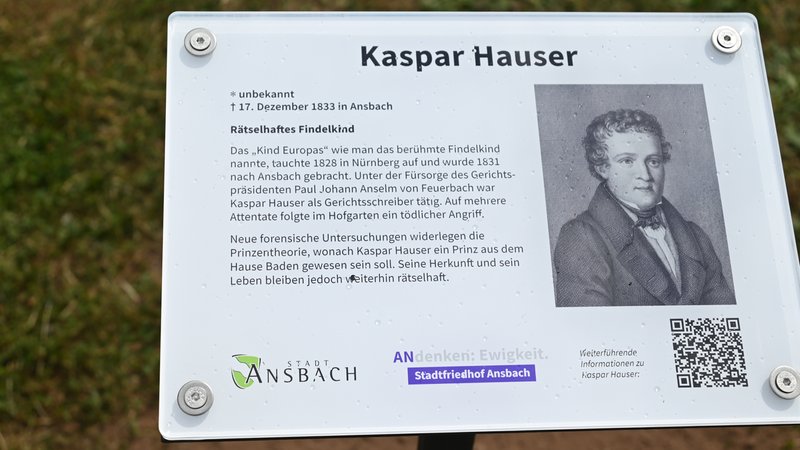 Eine Tafel informiert über das Leben von Kaspar Hauser. | Bild: Stadt Ansbach Eine Tafel informiert über das Leben von Kaspar Hauser.