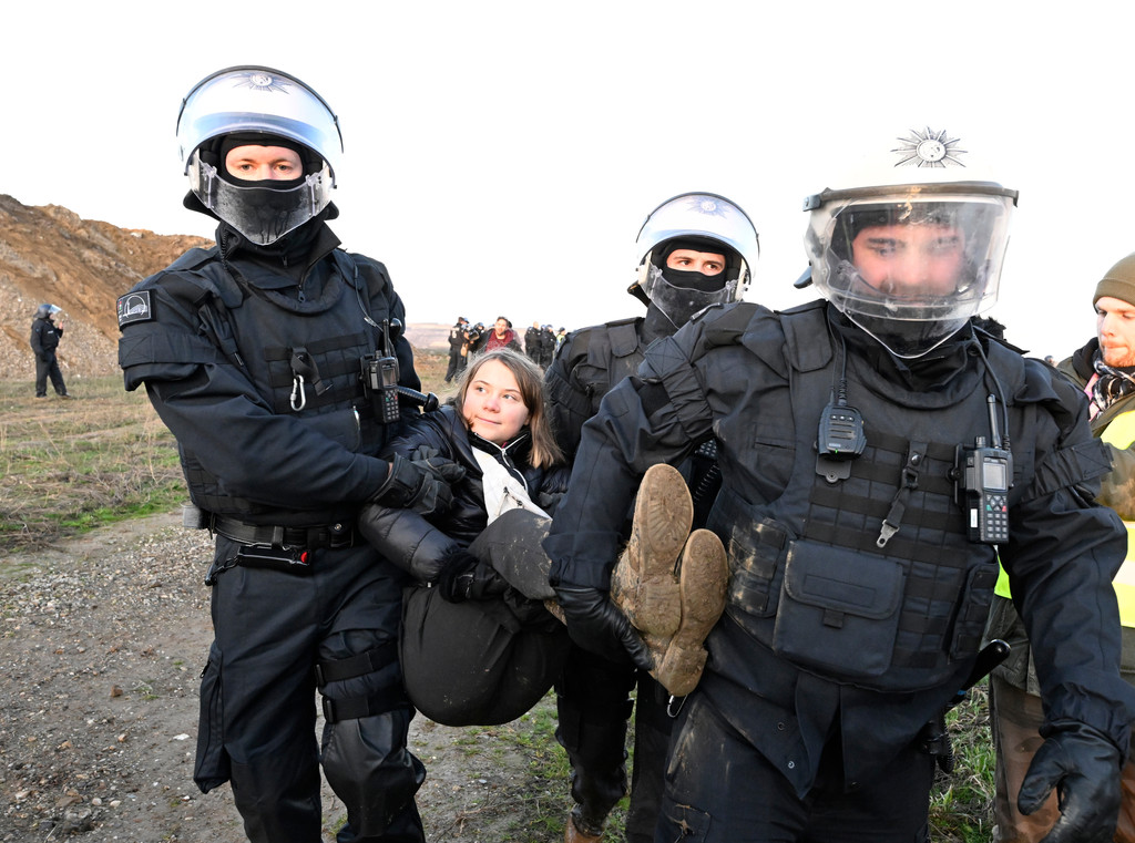 Klimaaktivistin Greta Thunberg von Polizisten weggetragen 