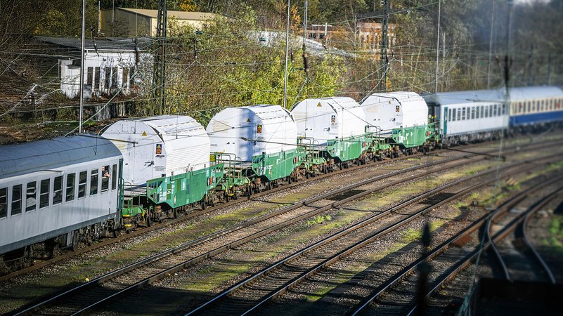 Erstmals muss Bayern hochradioaktiven Atommüll zurücknehmen - aus der britischen Wiederaufbereitungsanlage Sellafield. | Bild: Bayerischer Rundfunk 2025 Erstmals muss Bayern hochradioaktiven Atommüll zurücknehmen - aus der britischen Wiederaufbereitungsanlage Sellafield.