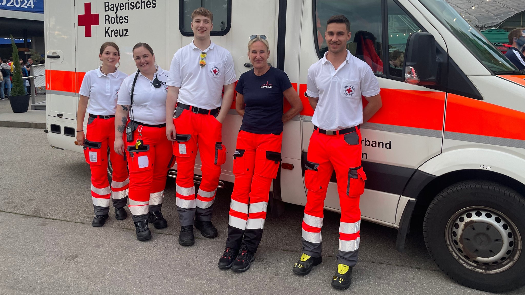 Zu sehen sind die Helfer des BRK vor dem Rettungswagen.