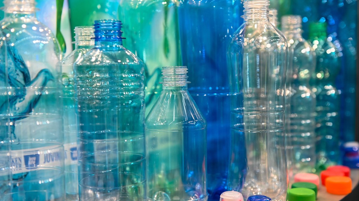 Flaschenfertigung aus PET-Trinkflaschen, ein leichter Kunststoff.