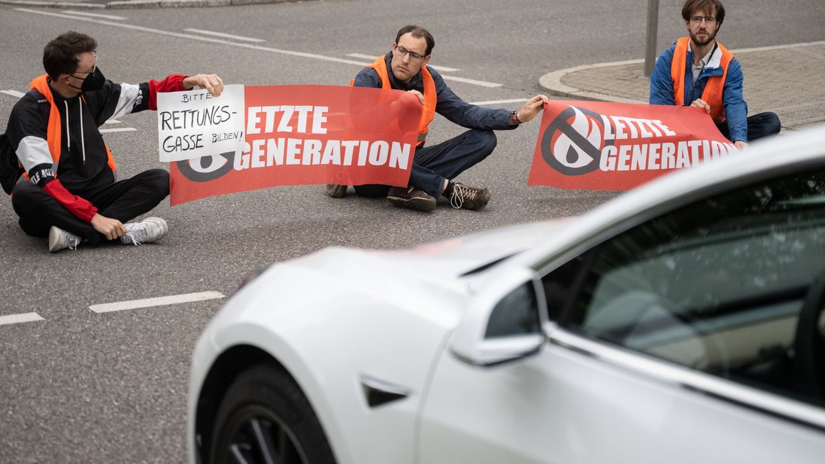 Klimaaktivisten blockieren Autobahnabfahrt Fürstenried