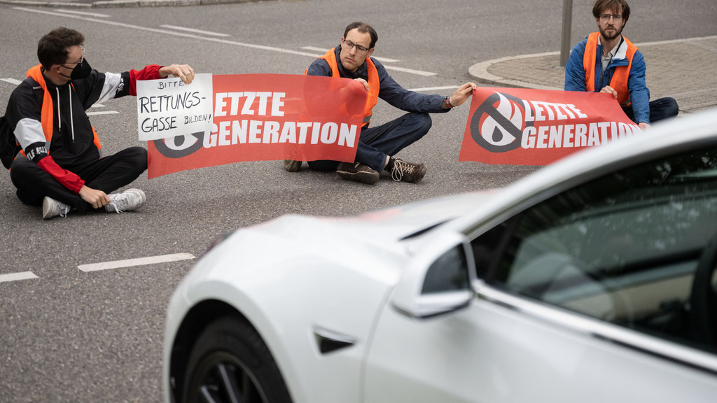 Klimaaktivisten blockieren eine Straße (Symbolbild)