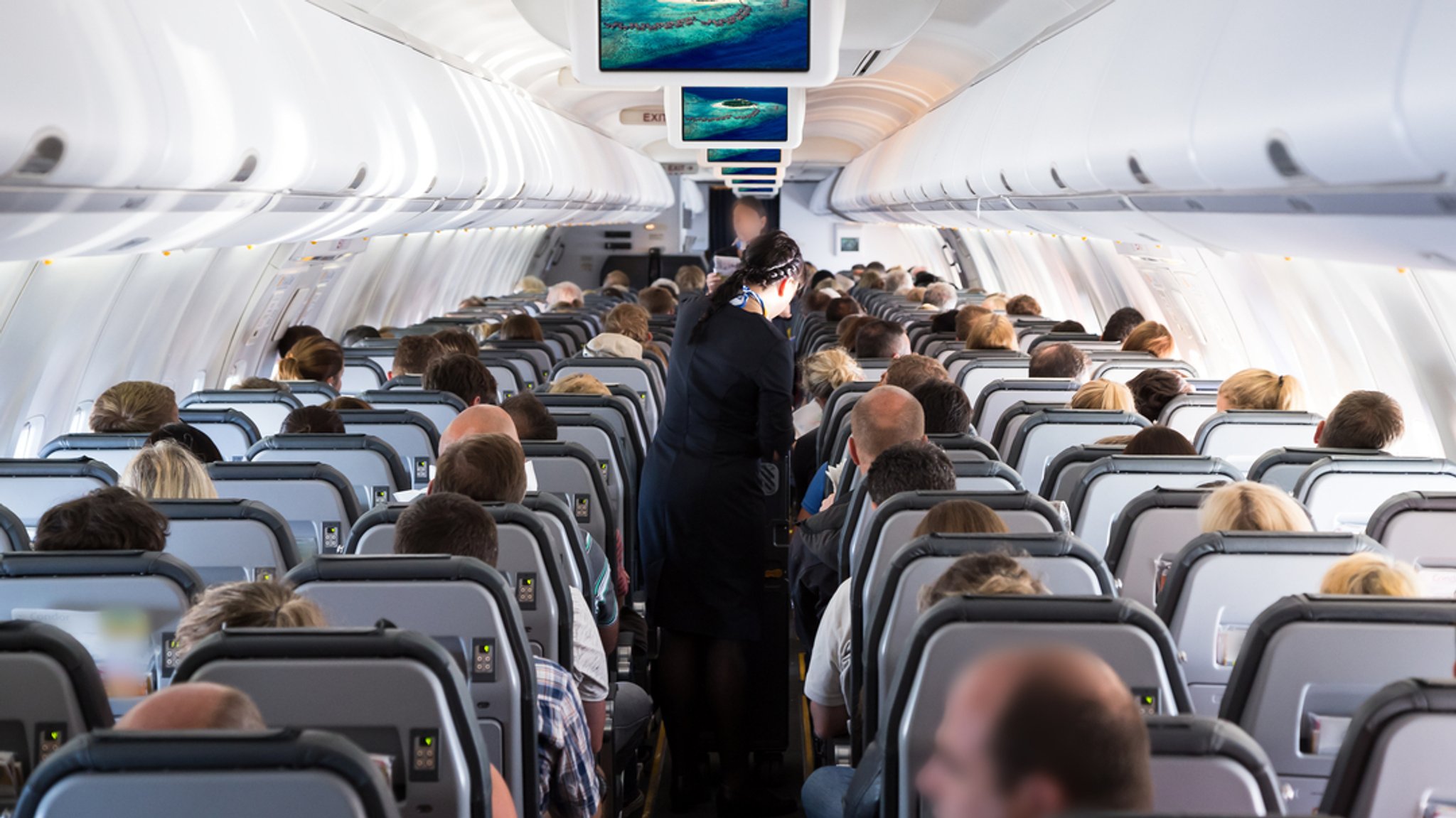 Der Innenraum eines Flugzeuges mit Passagieren an Bord.