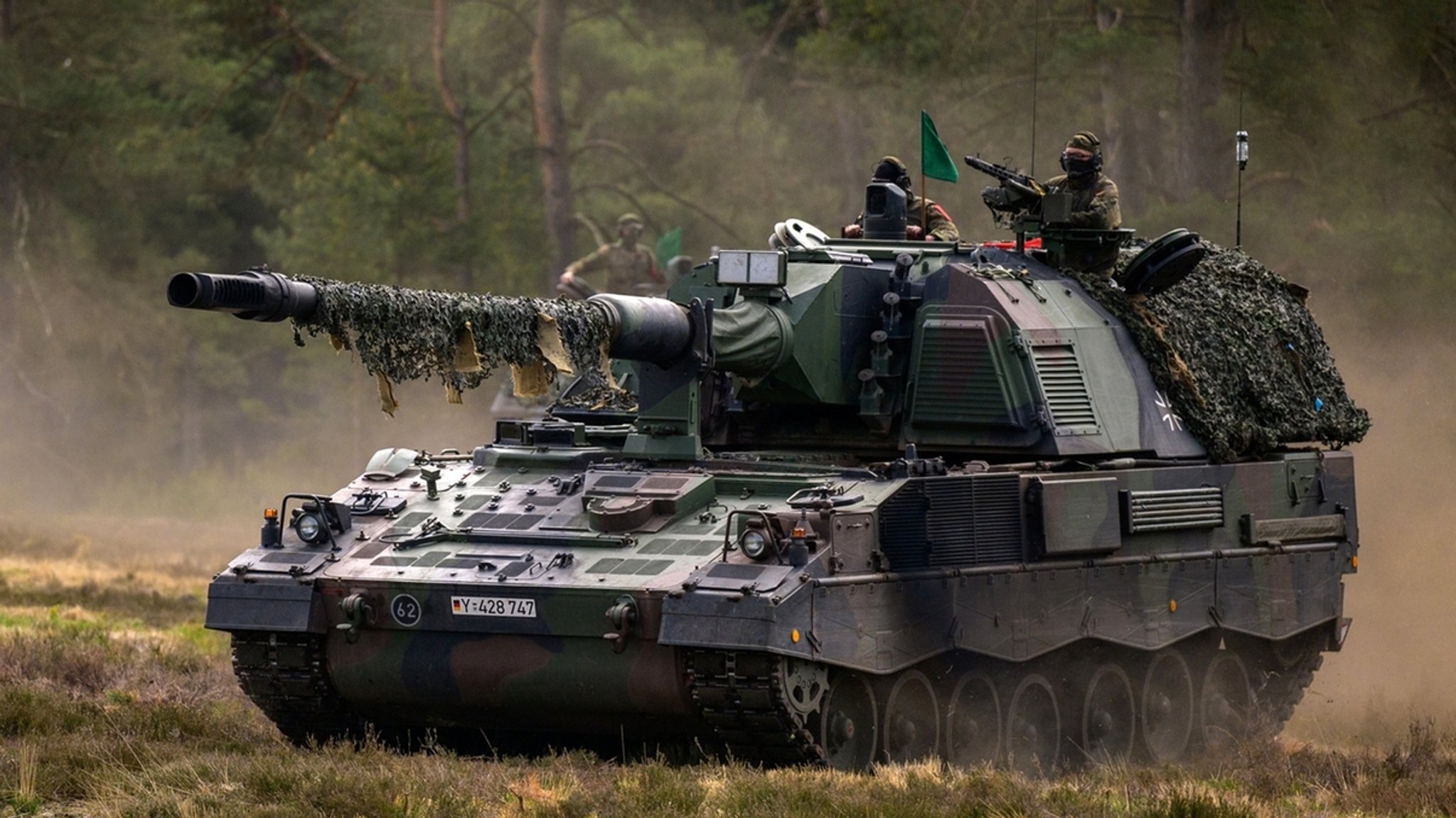 ARCHIV - 10.05.2022, Niedersachsen, Munster: Eine Panzerhaubitze 2000 (kurz PzH 2000) der Bundeswehr fährt während der Übung «Wettiner Heide» auf dem Übungsplatz. (zu dpa «MW wartet auf politischen Konsens für Produktionsausweitung») Foto: Philipp Schulze/dpa +++ dpa-Bildfunk +++