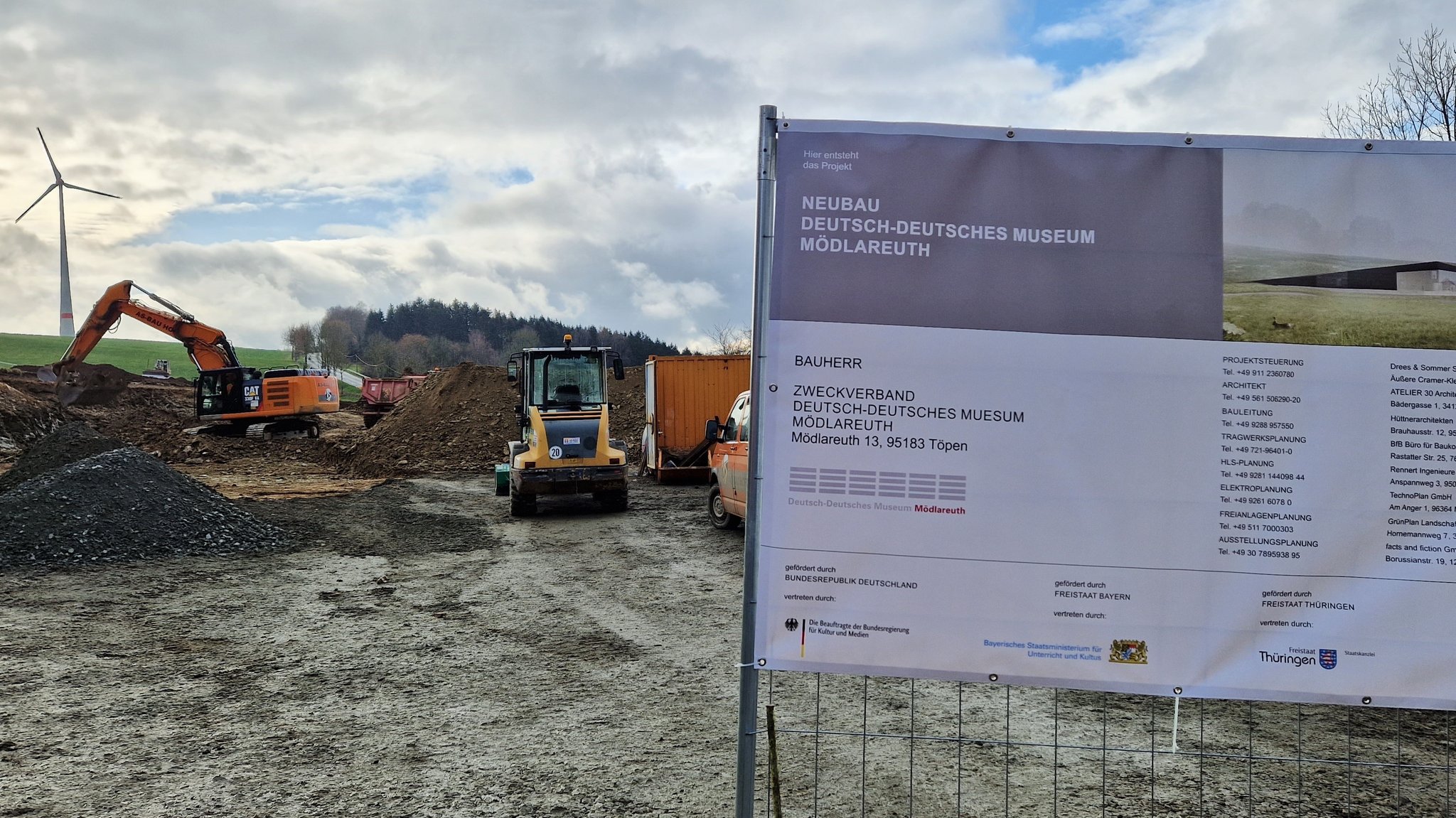 Eine Baustelle mit Schild "Neubau deutsch-deutsches Museum Mödlareuth".