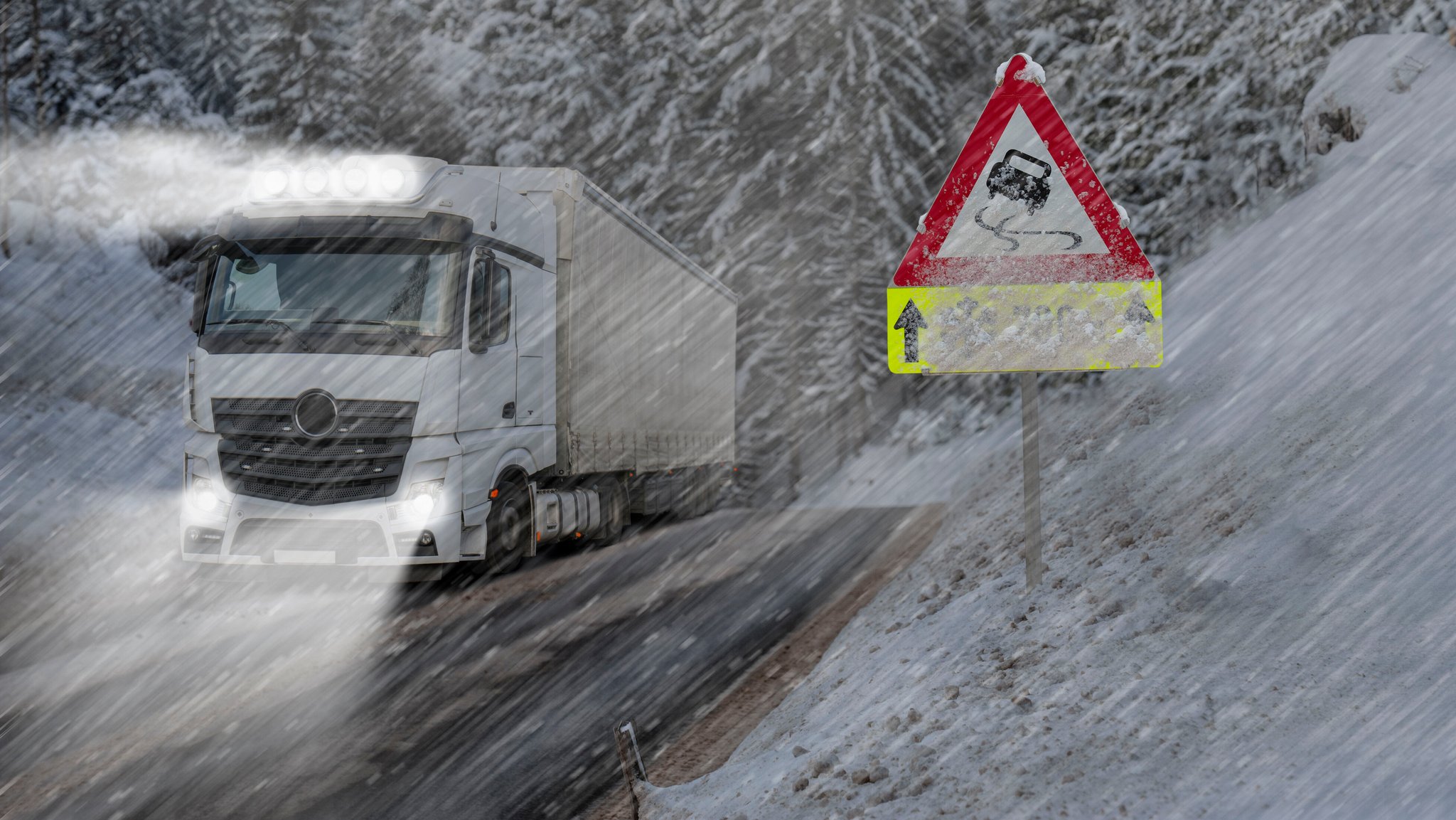 Symbolbild: Ein Lkw kämpft sich durch den Schneesturm.