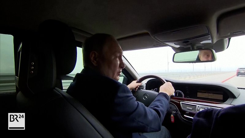 Wladimir Putin am Steuer eines Mercedes, mit dem er über die Krim-Brücke fährt