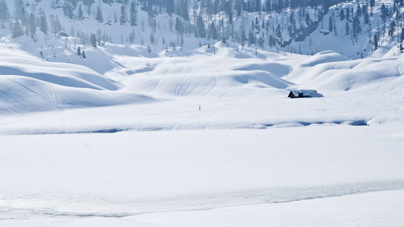 Der zugefrorene und mit Schnee überdeckte Funtensee im Berchtesgadener Land in Bayern. | Bild: picture-alliance/ dpa | Jürgen Waßmuth Der zugefrorene und mit Schnee überdeckte Funtensee im Berchtesgadener Land in Bayern.